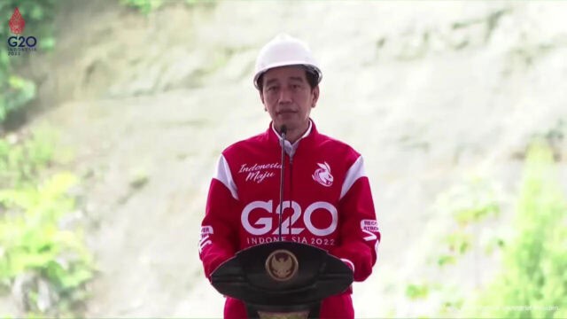Jaket Merah Nyentrik G20 Jokowi Curi Perhatian Publik