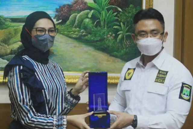 Stafsus Jokowi Kunjungi Andika Hazrumy Pastikan Banten Dapat 18 Ribu Vaksin untuk ODK Stafsus Jokowi Kunjungi Andika Hazrumy Pastikan Banten Dapat 18 Ribu Vaksin untuk ODK