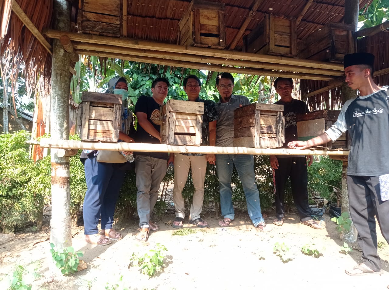 Dosen Ilmu Pemerintahan, FISIP, UNTIRTA lakukan riset di peternakan lebah Buana, Desa Sukamanah, Kecamatan Malingping, pada Minggu (23/05/2021).