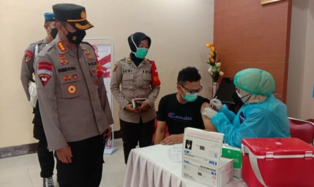 Antisipasi Klaster Keluarga Polri, Polrestro Tangerang Kota Gelar Vaksinasi Covid-19