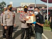 Baksos Polri, Ratusan Paket Sembako Diantar Langsung ke Warga Terdampak Covid-19