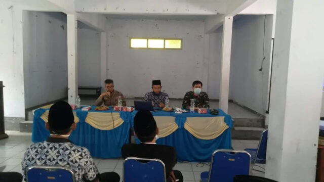 Asep Raedi, Camat Banjarsari saat melakukan tahapan sosialisasi Perbup Nomor 11 Tahun 2021.