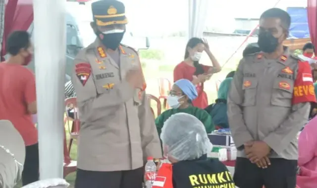 Polres Metro Tangerang Kota Lakukan Serbuan Vaksin Dilokasi Slum Area Polres Metro Tangerang Kota Lakukan Serbuan Vaksin Dilokasi Slum Area