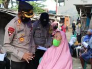 Vaksinasi di Slum Area, Kapolres Metro Tangerang Kota Serahkan Bantuan Beras