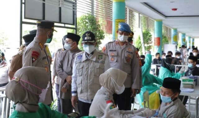 Polisi Vaksinasi Ratusan Santri Darul Qur'an Cipondoh Kota Tangerang
