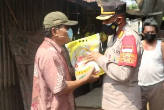 Harap Masyarakat Kurangi Aktifitas, Polisi Salurkan Beras di Kota Tangerang