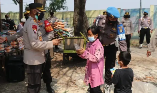 Bagikan Bocah Mainan di Slum Area, Kapolres: Musim Virus Mainnya Dirumah Aja Bagikan Bocah Mainan di Slum Area, Kapolres: Musim Virus Mainnya Dirumah Aja