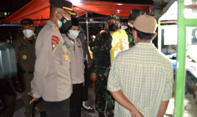 Patroli Malam PPKM Darurat, Forkopimda Kota Tangerang Bagi-Bagi Beras
