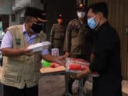 Penegakan PPKM Level 4, Satpol PP Kota Tangerang Bagikan Makanan dan Beras