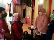 Suryanih (kanan) saat menyampaikan klarifikasi saat setelah disidak Mensos Tri Rismaharini, pada Kamis (29/07/2021).