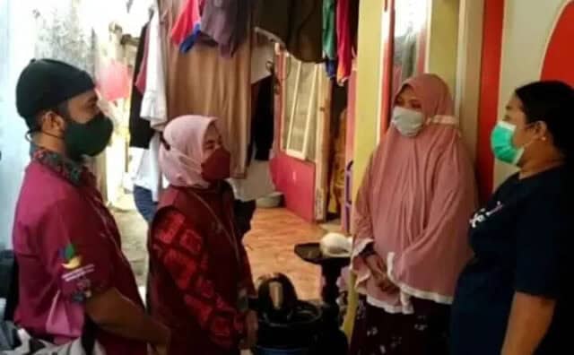 Suryanih (kanan) saat menyampaikan klarifikasi saat setelah disidak Mensos Tri Rismaharini, pada Kamis (29/07/2021).