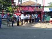 Warga sedang mengantri menunggu untuk mendapatkan Vaksinasi Covid-19.