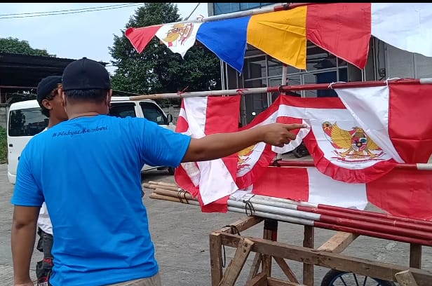 PPKM Level 4, Komunitas RakyatMemberi Kasih Makan Gratis ke Penjual Bendera di Curug Tangerang