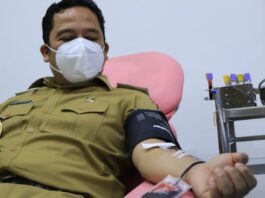 Lakukan Donor Darah, Arief Ajak Penyintas Covid-19 Donor Plasma Konvalesen