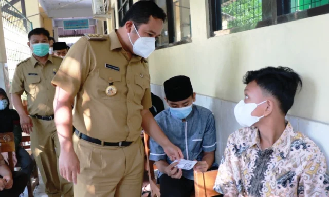 Gencarkan Herd Imunity, Wali Kota Tangerang Pantau Vaksinasi Remaja