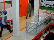 Video CCTV Viral, Dua Pelaku Kejahatan Tenteng Clurit Masuk Warteg di Cipondoh