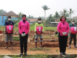 Bhayangkari Blusukan Beri Bantuan Pada Penggali Kubur di Kota Tangerang
