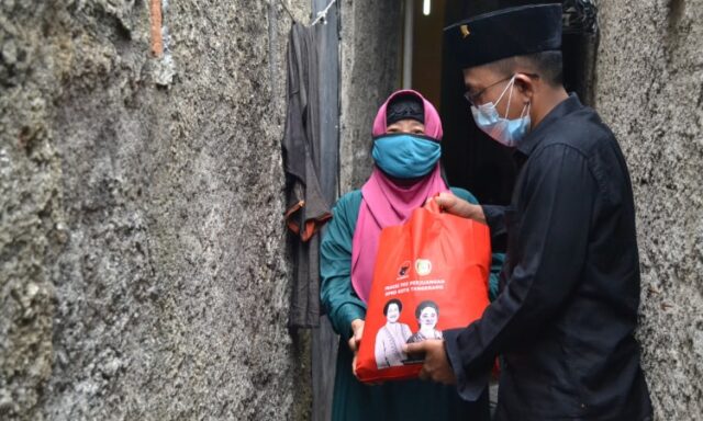 PDI Perjuangan Kota Tangerang Distribusikan Sembako Gratis, Begini Keluhan Masyarakat