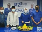 Sri Panggung Ketua DPD PAN Kabupaten Tangerang bersama para pengurus dalam Perayaan HUT Partai PAN ke 23.