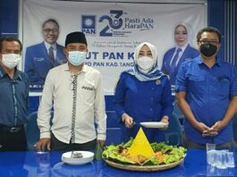 Sri Panggung Ketua DPD PAN Kabupaten Tangerang bersama para pengurus dalam Perayaan HUT Partai PAN ke 23.