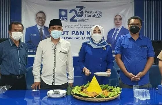 Sri Panggung Ketua DPD PAN Kabupaten Tangerang bersama para pengurus dalam Perayaan HUT Partai PAN ke 23.
