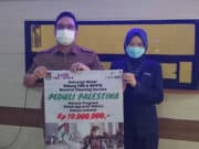 Kepala Bidang PBB dan BPHTB pada Badan Pendapatan Daerah (Bapenda) Kabupaten Tangerang, Dwi Candra saat menyerahkan bantuan donasi.