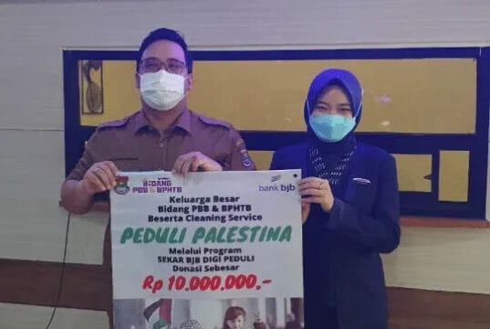 Keluarga Besar Pegawai Bapenda Kabupaten Tangerang Serahkan Donasi Rp.10 Juta untuk Palestina Melalui Program Bank BJB Kepala Bidang PBB dan BPHTB pada Badan Pendapatan Daerah (Bapenda) Kabupaten Tangerang, Dwi Candra saat menyerahkan bantuan donasi.