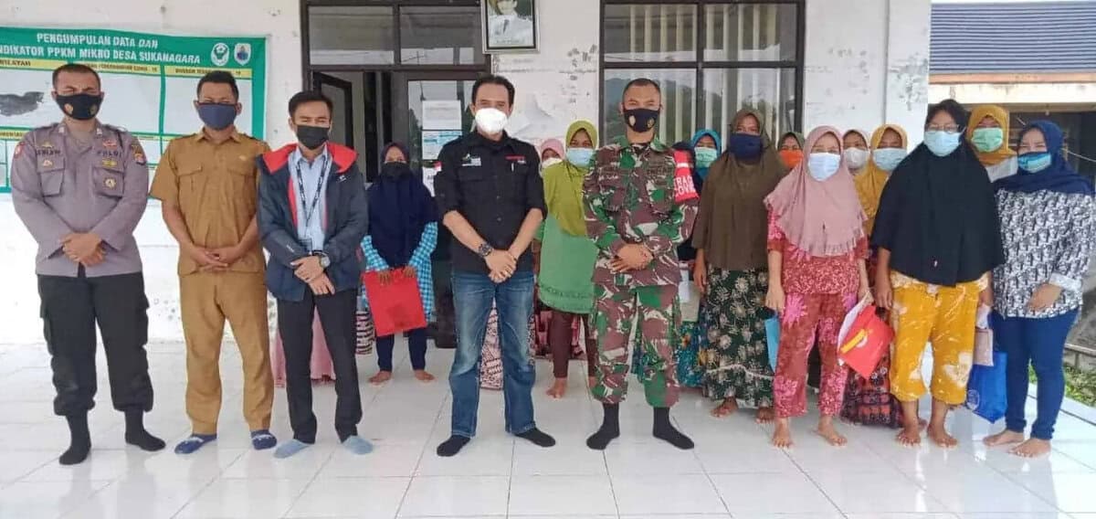 Agung Dinata Kusuma (Tengah/ Pakaian Hitam), Pendamping PKH Kabupaten Lebak yang memperoleh Penghargaan dari Mensos Tri Rismaharini pada Jum'at 20/08/2021.