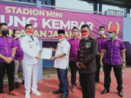 Camat Jayanti Yandri Permana saat menyerahkan SK kepengurusan Stadion Mini Tanjung Kembar ke Komite Olahraga Kecamatan (K.O.K) Kecamatan Jayanti.