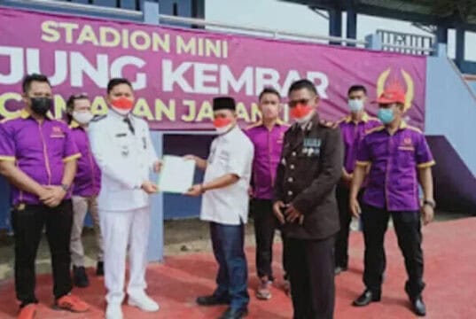 HUT RI ke 76, Kecamatan Jayanti Resmikan Stadion Mini Tanjung Kembar di Desa Cikande Camat Jayanti Yandri Permana saat menyerahkan SK kepengurusan Stadion Mini Tanjung Kembar ke Komite Olahraga Kecamatan (K.O.K) Kecamatan Jayanti.