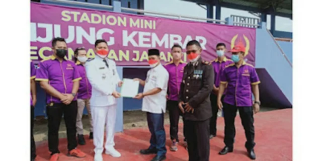 Camat Jayanti Yandri Permana saat menyerahkan SK kepengurusan Stadion Mini Tanjung Kembar ke Komite Olahraga Kecamatan (K.O.K) Kecamatan Jayanti.