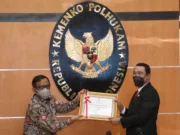 Hadi Prabowo Terima Penghargaan Penyelesaian Batas Negara dari Menko Polhukam Pada HUT BNPP