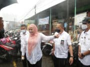 Bupati Irna Hujan-hujanan Meninjau Drainase Pasar Pandeglang Yang Sering Banjir