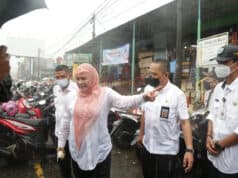 Bupati Irna Hujan-hujanan Meninjau Drainase Pasar Pandeglang Yang Sering Banjir Bupati Irna Hujan-hujanan Meninjau Drainase Pasar Pandeglang Yang Sering Banjir
