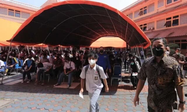 Hari ke-2 Vaksinasi Pelajar Kota Tangerang, Satu Setengah Jam 1.100 Siswa Disuntik Pfizer
