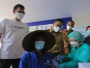 Pemulung TPA Rawa Kucing Kota Tangerang Terima Vaksinasi Covid-19 Jenis Pfizer