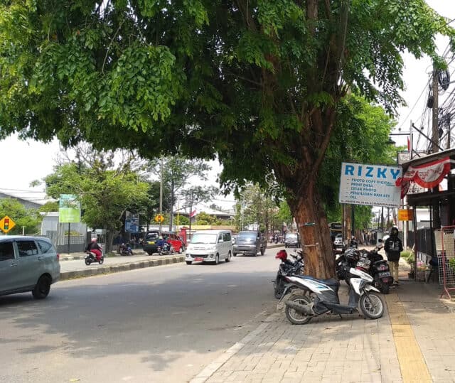 Toko foto copy Rizky di lingkungan sekitar halaman kampus UNTIRTA.