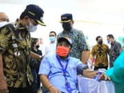 Sinergitas Dengan BPJAMSOSTEK, Sachrudin Kunjungi Vaksinasi di Panarub Industri