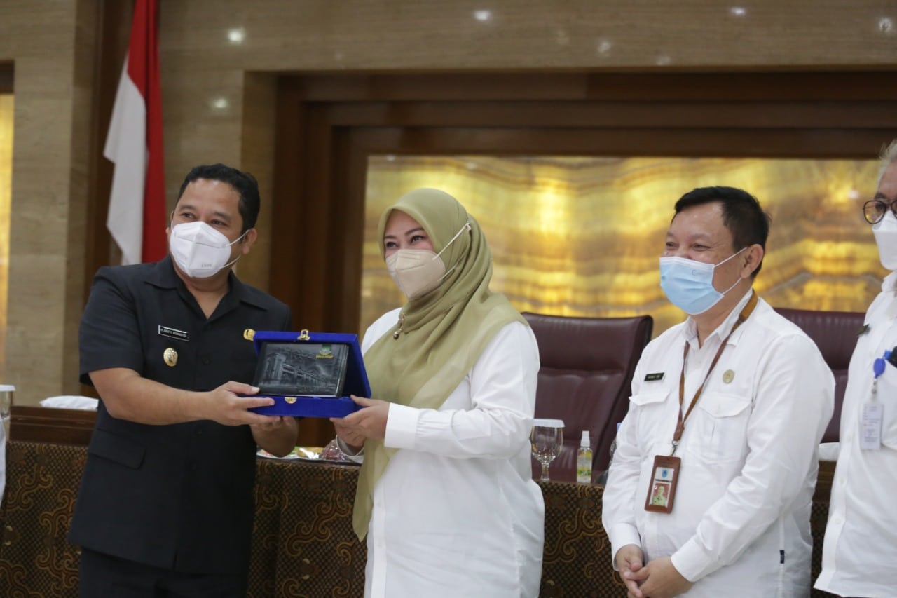 Bupati Pandeglang Irna Narulita saat menerima simbolis plakat dari Walikota Tangerang Arief Rachadiono Wismansyah.