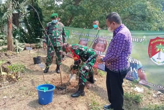 Didampingi Danramil 03/Legok, Kasi Ter Korem 052/Wkr Melakukan Penanaman Pohon