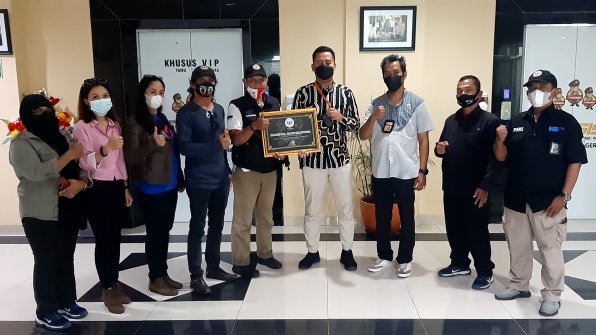 FWJ Indonesia Berikan Piagam Penghargaan Apresiasi Bagi Perwira Polri Yang Amanah di Polresta Tangerang