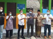 WOM Finance Bangun Sumur Wakaf dan MCK di Serang