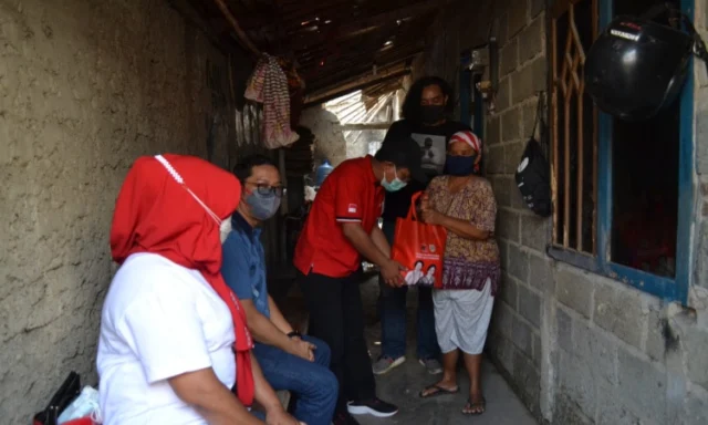 Minggu ke-6, PDI Perjuangan Sasar Bansos di Kampung Bayur, Gatot: Masyarakat Kota Tangerang Perlu Sentuhan Langsung
