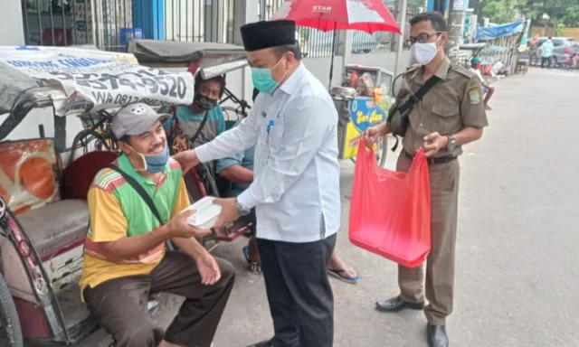 Jum'at Berbagi Berkah Pegawai Kecamatan Cipondoh, Patungan Beli Nasi Kotak