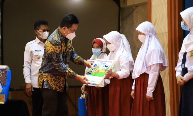 BJB Serahkan 50 Ribu Rekening untuk Pelajar Kota Tangerang Melalui KEJAR