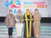 Alumni IPB, Nike Akhsaniyati Kholisoh Kembangkan Potensi Fashion Batik dan Tenun Baduy