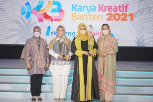 Alumni IPB, Nike Akhsaniyati Kholisoh Kembangkan Potensi Fashion Batik dan Tenun Baduy