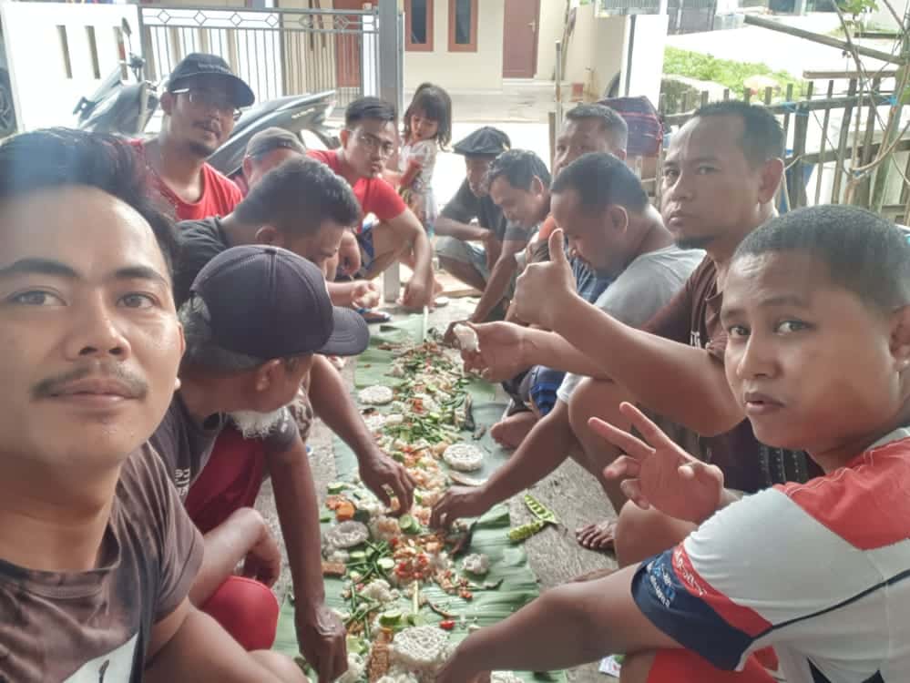 Masyarakat RT 04 RW 08 Desa Bojongleles melakukan makan bersama setelah gotong-royong.