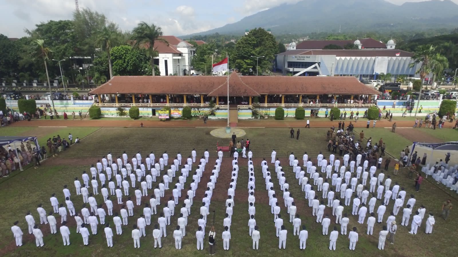 Bupati Pandeglang Irna Narulita Melantik 206 Kepala Desa terpilih.