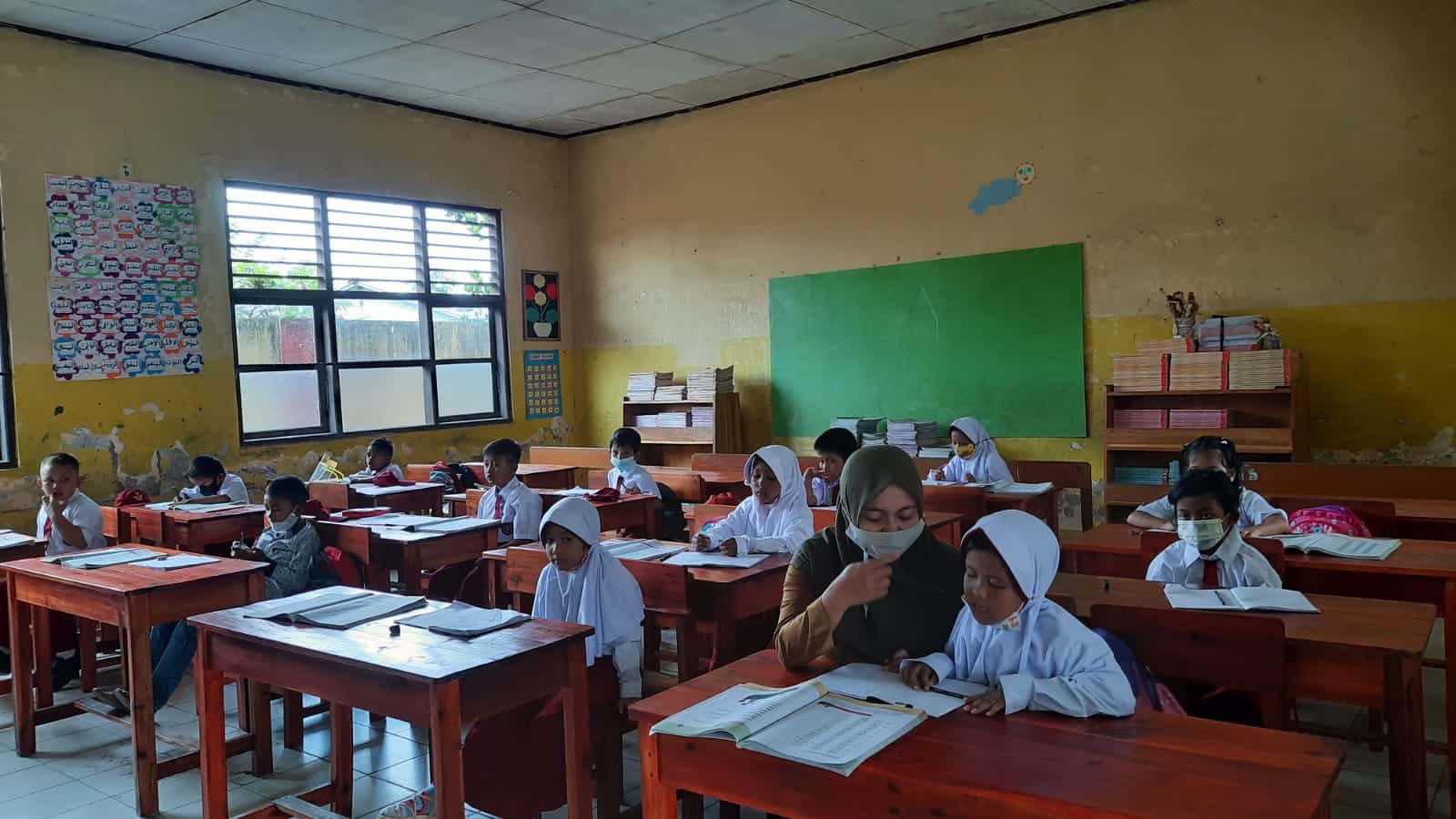 Pembelajaran tatap muka di SD Sodong II, Kecamatan Tigaraksa.